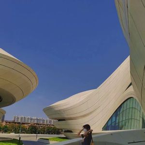 女班长自愿掀起裙子让我们看
