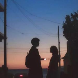 女班长自愿掀起裙子让我们看
