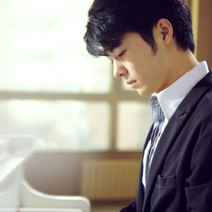 女班长自愿掀起裙子让我们看
